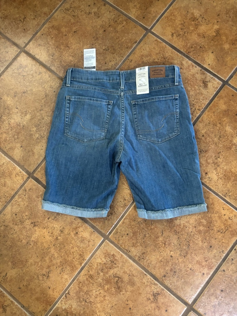 Signature by Levi Strauss Mid Rise Bermuda Blue Denim Jeans NWT - Picture 3 of 6
